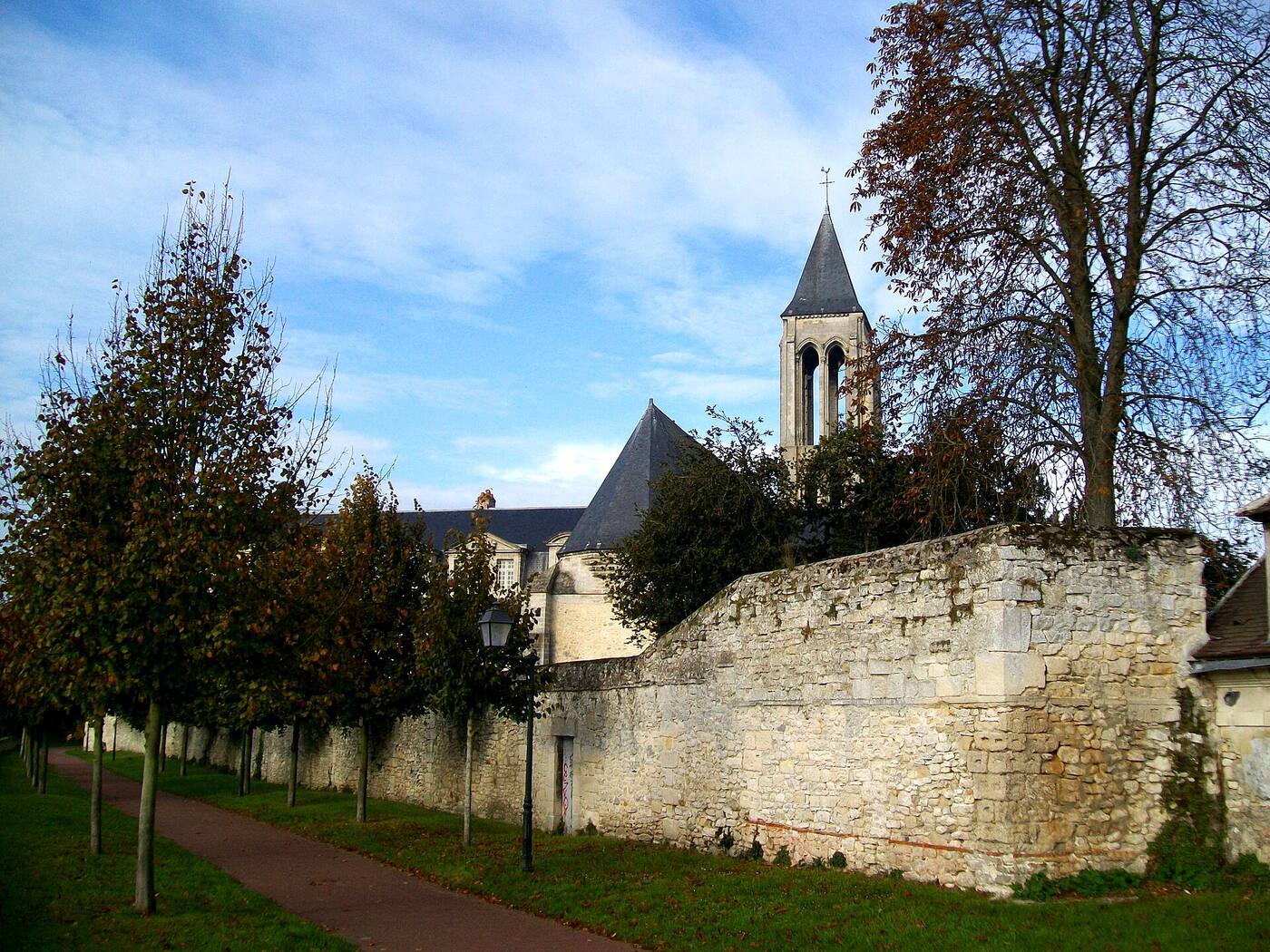 Promenade des remparts et clocher de l'ancienne abbaye Saint-Vincent à Senlis, dans l'Oise